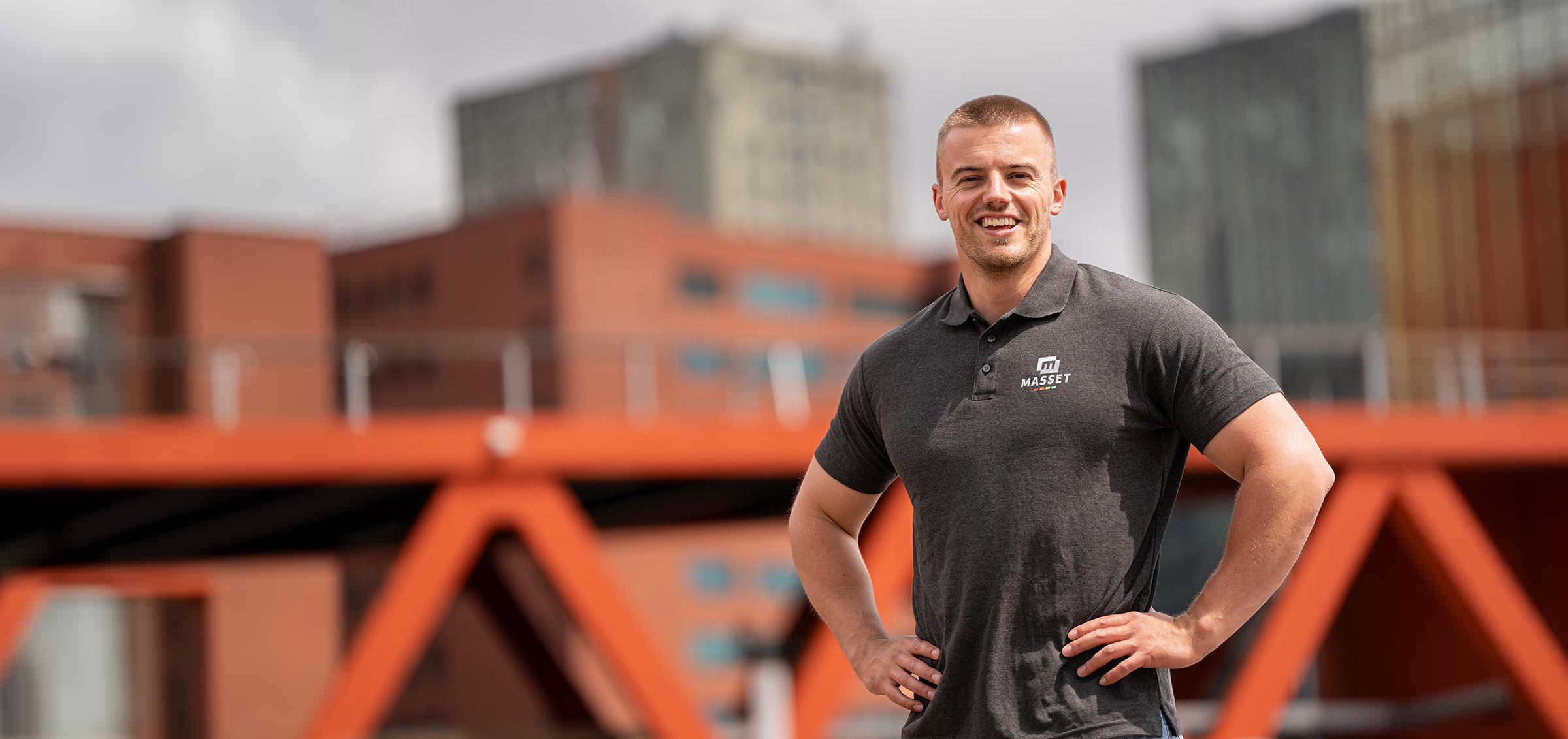 Collega buiten met polo met nieuw logo